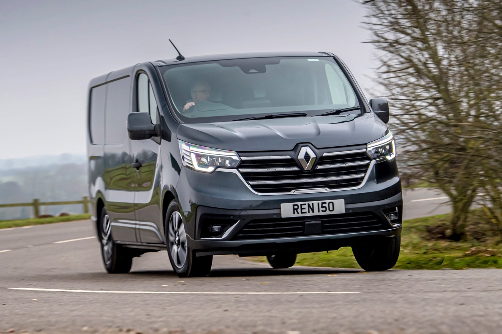 https://loadsofvans.com/images/123/1/16455265406214be0cabb77_049-renault-trafic-review.jpg